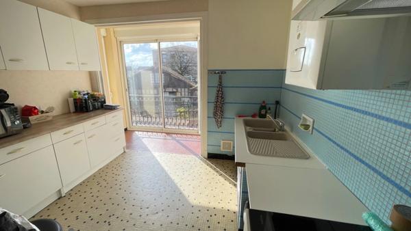 Immeuble 4 lots loués, 2T4, 1 T2 , un local commercial, un terrain pour parking, deux garages, Tarbes périphérie