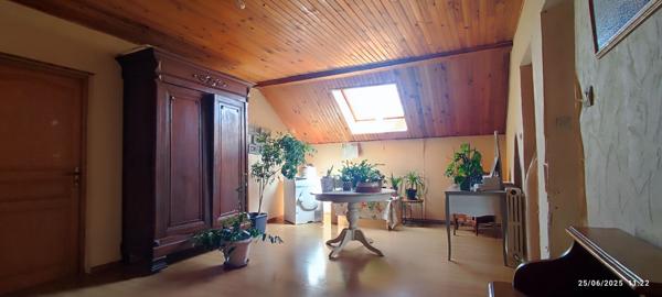 BANS, Grande maison de 196 m2 - 6 chambres + dépendance à fort potentiel
