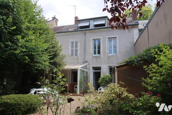 Maison de ville T14 - Caves - Garage - Jardin- 944 m² cadastré.