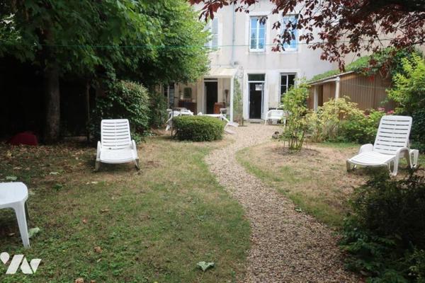 Maison de ville T14 - Caves - Garage - Jardin- 944 m² cadastré.