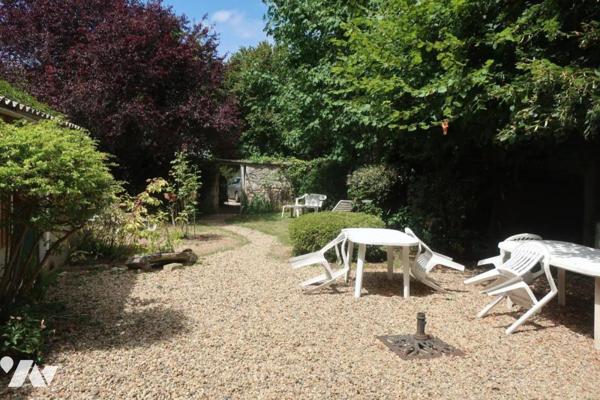 Maison de ville T14 - Caves - Garage - Jardin- 944 m² cadastré.