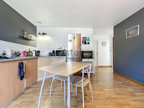 Immeuble de deux appartements et un commerce en plein bourg du Lion d'Angers, composé de deux T3