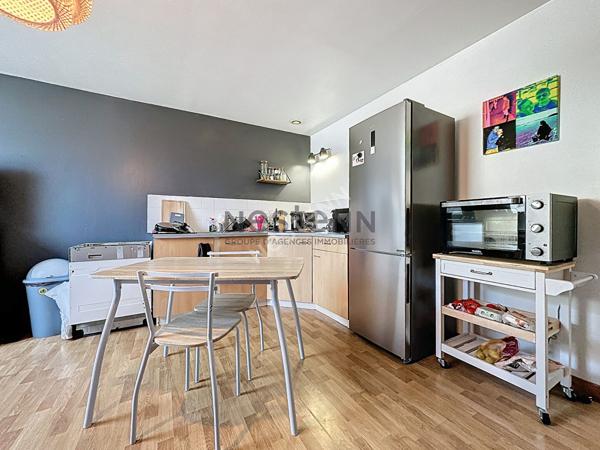 Immeuble de deux appartements et un commerce en plein bourg du Lion d'Angers, composé de deux T3