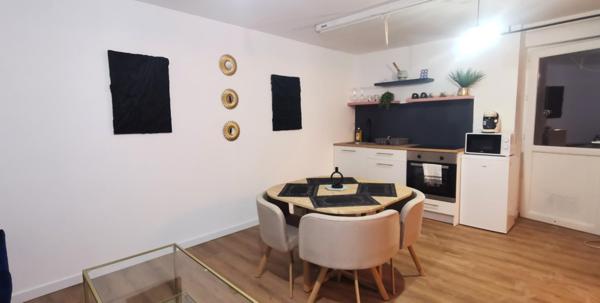 Idéalement situé sur la commune de Vinzelles cette maison en pierre divisée en 4 appartements loués est un investissement locatif rentable.