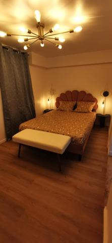 Idéalement situé sur la commune de Vinzelles cette maison en pierre divisée en 4 appartements loués est un investissement locatif rentable.