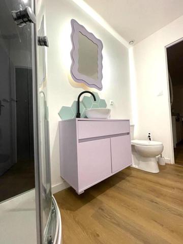 Idéalement situé sur la commune de Vinzelles cette maison en pierre divisée en 4 appartements loués est un investissement locatif rentable.