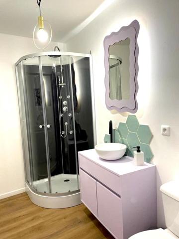 Idéalement situé sur la commune de Vinzelles cette maison en pierre divisée en 4 appartements loués est un investissement locatif rentable.