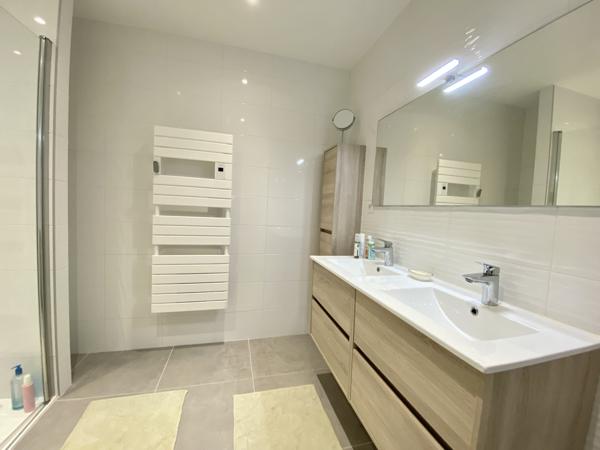 Saint-Étienne (42100) Bien haut-de-gamme dans une coprorpiété récente + terrasse de 35m² et garage fermé - Cours Fauriel