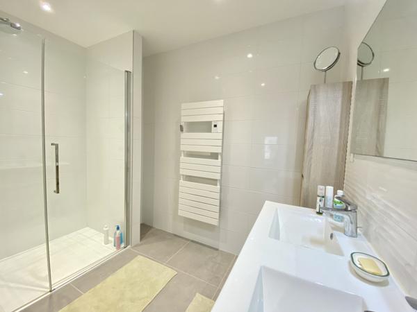 Saint-Étienne (42100) Bien haut-de-gamme dans une coprorpiété récente + terrasse de 35m² et garage fermé - Cours Fauriel