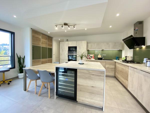 Saint-Étienne (42100) Bien haut-de-gamme dans une coprorpiété récente + terrasse de 35m² et garage fermé - Cours Fauriel