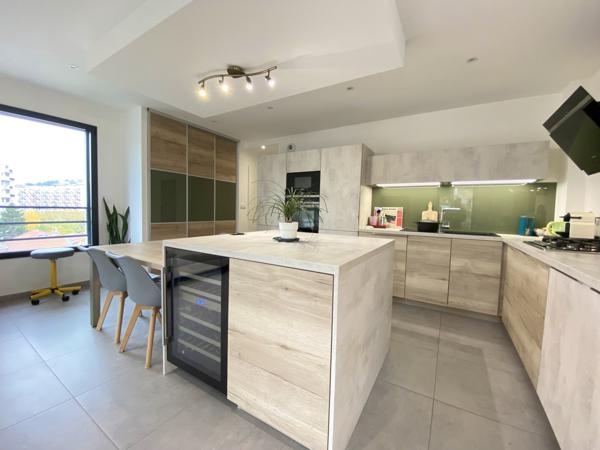 Saint-Étienne (42100) Bien haut-de-gamme dans une coprorpiété récente + terrasse de 35m² et garage fermé - Cours Fauriel