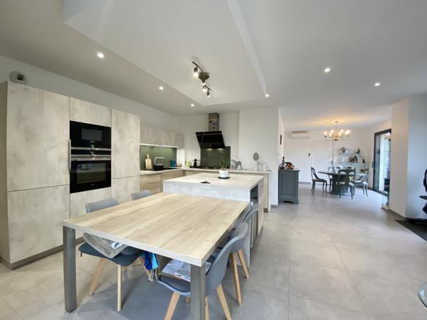 Saint-Étienne (42100) Bien haut-de-gamme dans une coprorpiété récente + terrasse de 35m² et garage fermé - Cours Fauriel