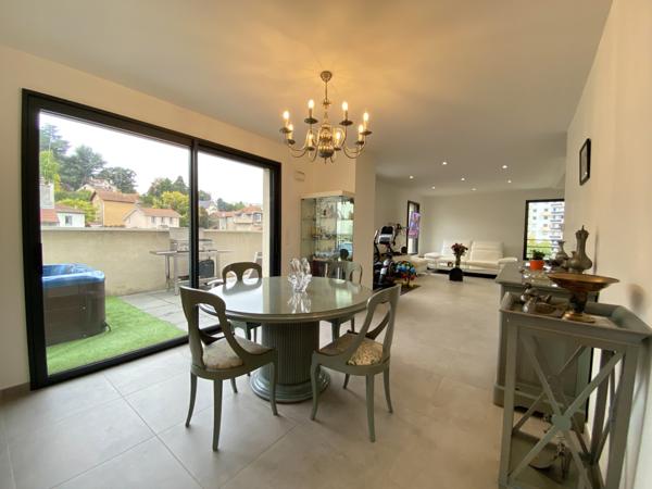 Saint-Étienne (42100) Bien haut-de-gamme dans une coprorpiété récente + terrasse de 35m² et garage fermé - Cours Fauriel