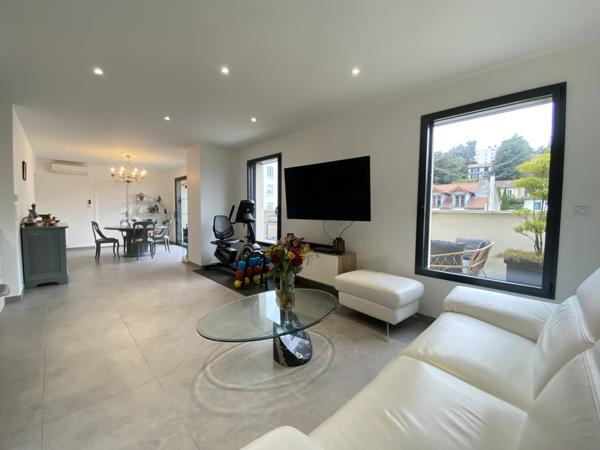 Saint-Étienne (42100) Bien haut-de-gamme dans une coprorpiété récente + terrasse de 35m² et garage fermé - Cours Fauriel