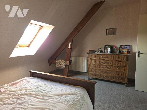 VILLAINES-LA-JUHEL (53), proche commodités, pavillon sur sous-sol de 1989, accessible de plain-...