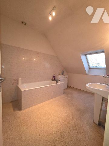 VILLAINES-LA-JUHEL (53), proche commodités, pavillon sur sous-sol de 1989, accessible de plain-...