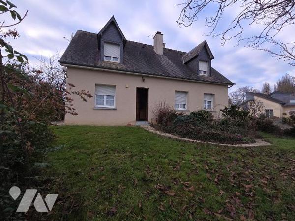 VILLAINES-LA-JUHEL (53), proche commodités, pavillon sur sous-sol de 1989, accessible de plain-...