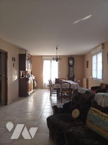 VILLAINES-LA-JUHEL (53), proche commodités, pavillon sur sous-sol de 1989, accessible de plain-...