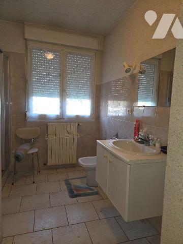 VILLAINES-LA-JUHEL (53), proche commodités, pavillon sur sous-sol de 1989, accessible de plain-...