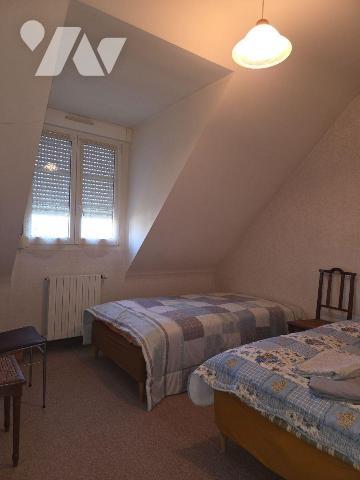 VILLAINES-LA-JUHEL (53), proche commodités, pavillon sur sous-sol de 1989, accessible de plain-...