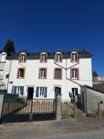 Maison * 14 Pièces * 220 M² * 19340 Merlines * 140 000  €