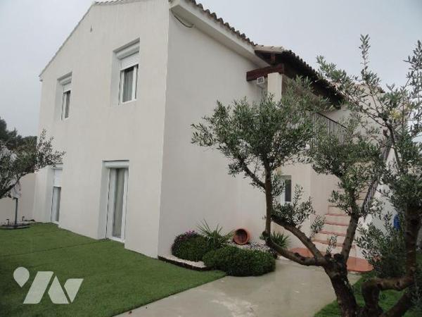 Proche de toutes commodités villa rénovée de 90m² habitables environ sur une parcelle de terrai...