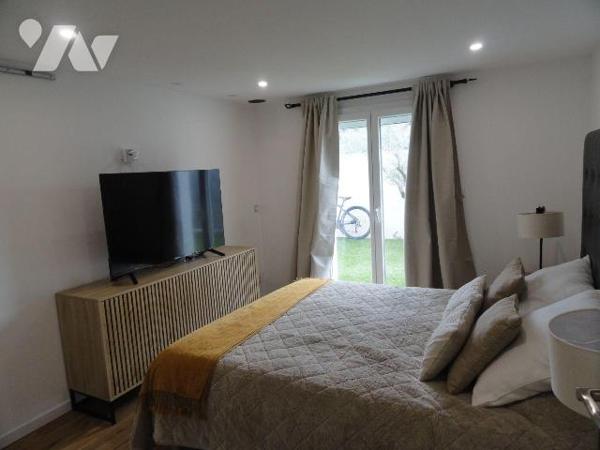 Proche de toutes commodités villa rénovée de 90m² habitables environ sur une parcelle de terrai...