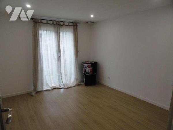 Proche de toutes commodités villa rénovée de 90m² habitables environ sur une parcelle de terrai...