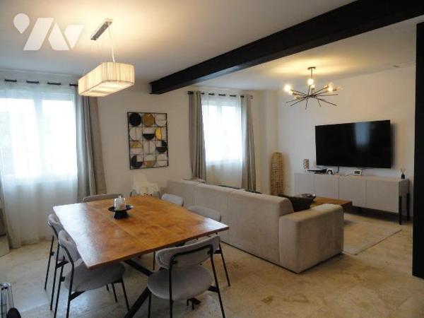 Proche de toutes commodités villa rénovée de 90m² habitables environ sur une parcelle de terrai...