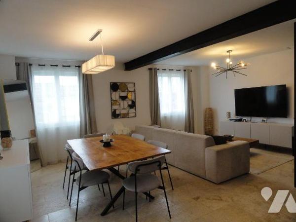 Proche de toutes commodités villa rénovée de 90m² habitables environ sur une parcelle de terrai...