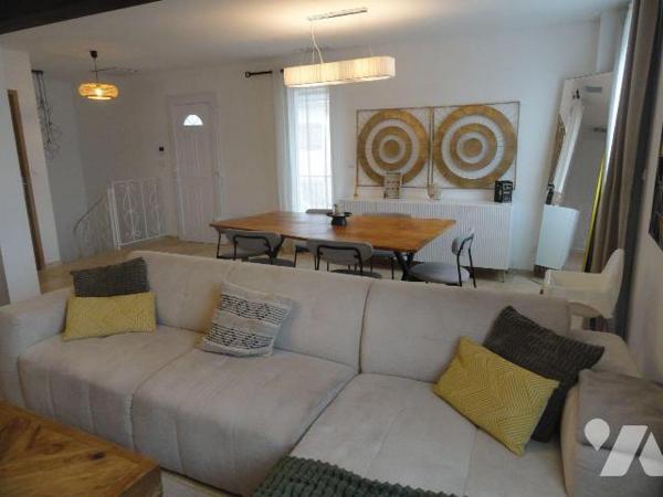 Proche de toutes commodités villa rénovée de 90m² habitables environ sur une parcelle de terrai...