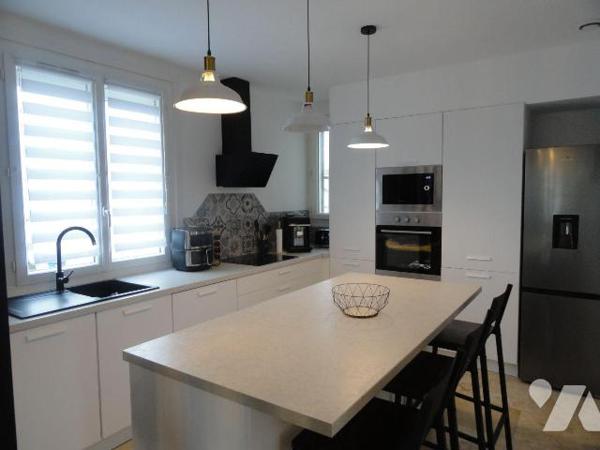 Proche de toutes commodités villa rénovée de 90m² habitables environ sur une parcelle de terrai...