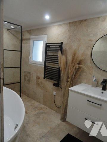 Proche de toutes commodités villa rénovée de 90m² habitables environ sur une parcelle de terrai...