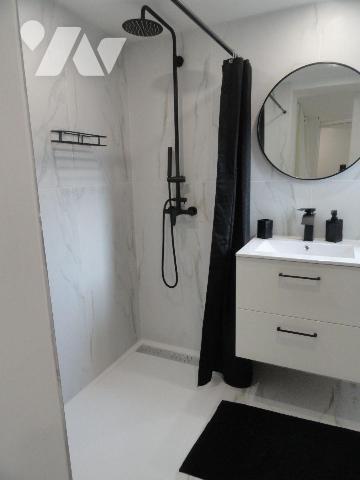 Proche de toutes commodités villa rénovée de 90m² habitables environ sur une parcelle de terrai...