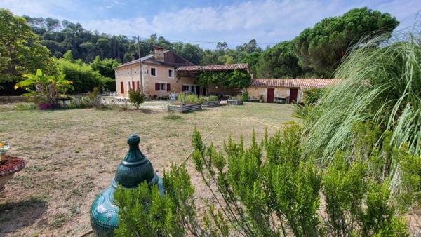 Proche Neuvic  Maison  en pierres rénovée de 175 m² 5 chambres et  dépendances sur parcelle 2800 m2