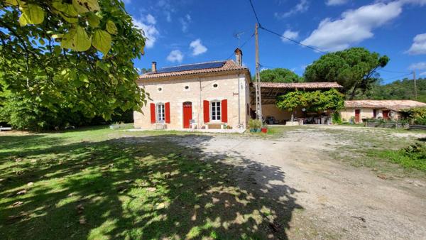 Proche Neuvic  Maison  en pierres rénovée de 175 m² 5 chambres et  dépendances sur parcelle 2800 m2