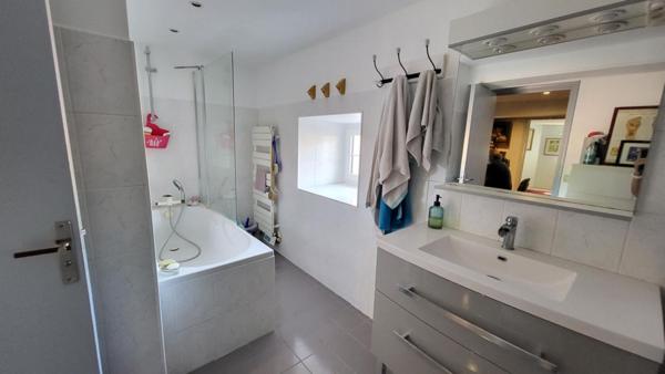 Proche Neuvic  Maison  en pierres rénovée de 175 m² 5 chambres et  dépendances sur parcelle 2800 m2