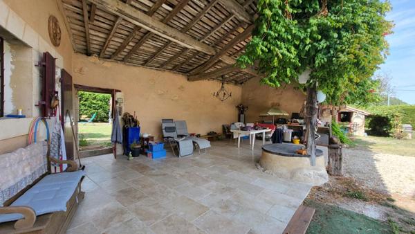 Proche Neuvic  Maison  en pierres rénovée de 175 m² 5 chambres et  dépendances sur parcelle 2800 m2