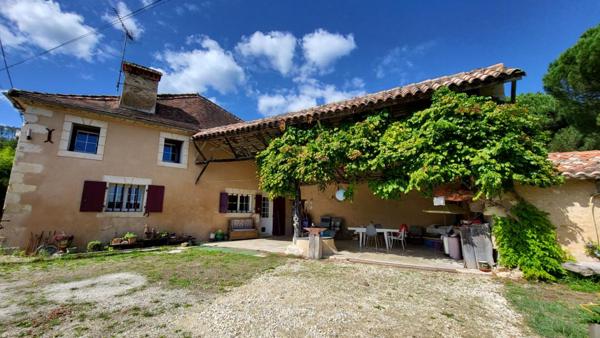 Proche Neuvic  Maison  en pierres rénovée de 175 m² 5 chambres et  dépendances sur parcelle 2800 m2