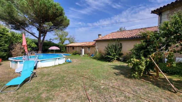 Proche Neuvic  Maison  en pierres rénovée de 175 m² 5 chambres et  dépendances sur parcelle 2800 m2