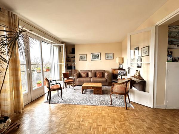 Sèvres - Croix Bosset - En dernier étage 4 pièces avec balcon de 77 m² €450 000 ** - Référence 570-C