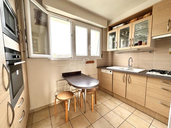 Sèvres - Croix Bosset - En dernier étage 4 pièces avec balcon de 77 m² €450 000 ** - Référence 570-C