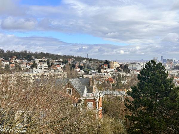 Sèvres - Croix Bosset - En dernier étage 4 pièces avec balcon de 77 m² €450 000 ** - Référence 570-C