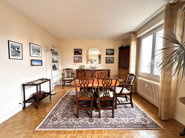 Sèvres - Croix Bosset - En dernier étage 4 pièces avec balcon de 77 m² €450 000 ** - Référence 570-C