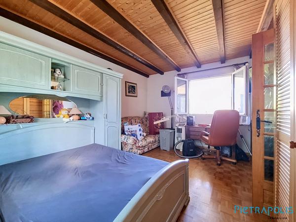 T3 de 104 m² avec cheminée, véranda, balcon, cave et 3 parkings - CROZET – Secteur Villeneuve