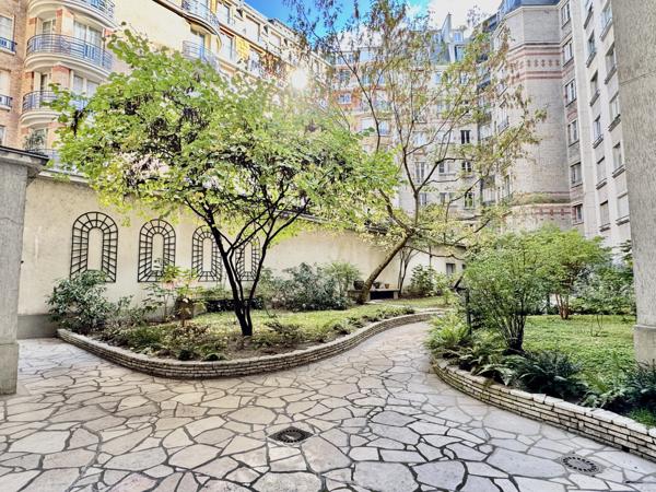 Paris (75016) Paris 16 - Foch/Grande-Armée/Porte Maillot - rue Duret - Étage élevé - 3 pièces sur belle cour - 70 m2 - deux