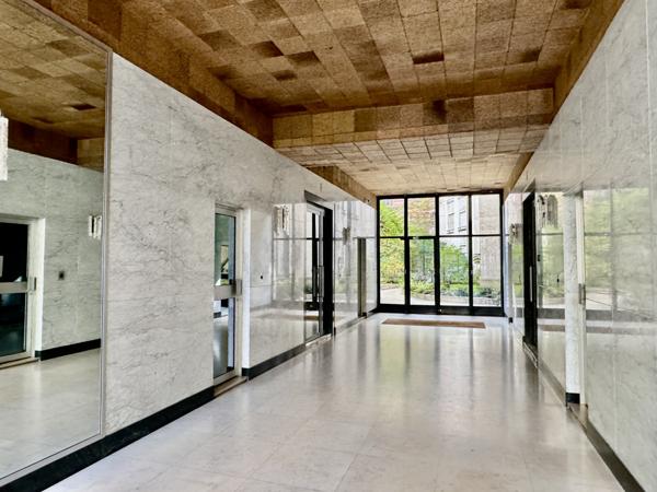 Paris (75016) Paris 16 - Foch/Grande-Armée/Porte Maillot - rue Duret - Étage élevé - 3 pièces sur belle cour - 70 m2 - deux