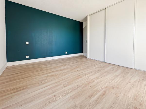 Exclusivité à Bruges : Superbe appartement 2 pièces au dernier étage avec garage