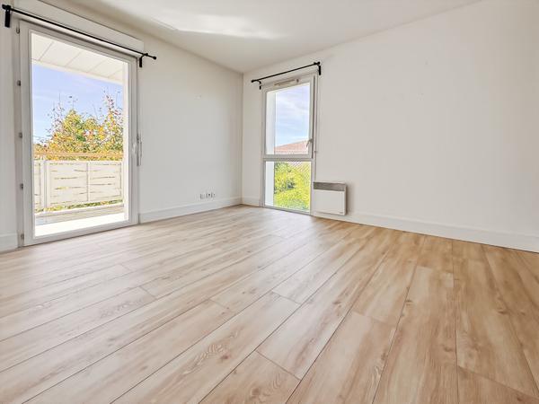 Exclusivité à Bruges : Superbe appartement 2 pièces au dernier étage avec garage