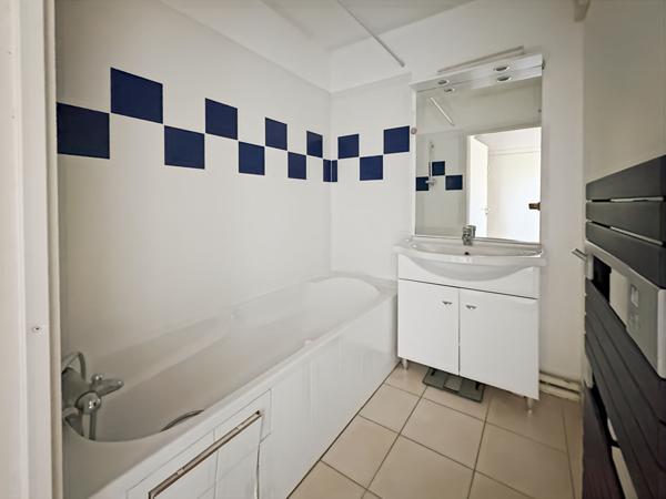 Exclusivité à Bruges : Superbe appartement 2 pièces au dernier étage avec garage